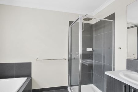 10 Bluestone Street Pakenham VIC - Photo 3