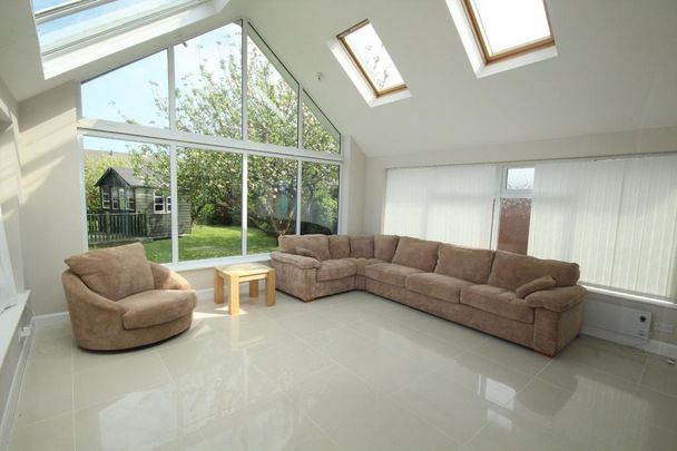 5 bedroom bungalow to rent - Photo 1