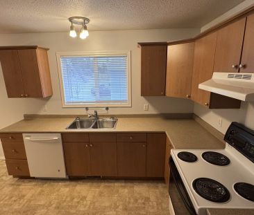 FREE RENT! West Kelowna Top Floor 3 Bedroom with Storage - Photo 4