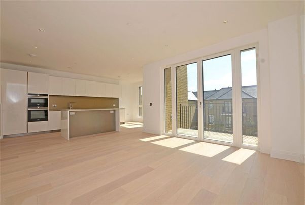 Pinewood Gardens, Teddington, TW11 - Photo 1