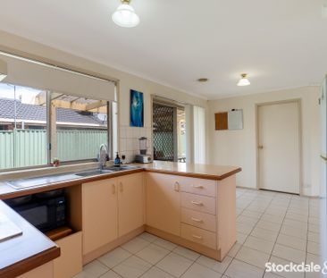 Neat & Comfortable Family Home in a Great Craigieburn Location! - Photo 6