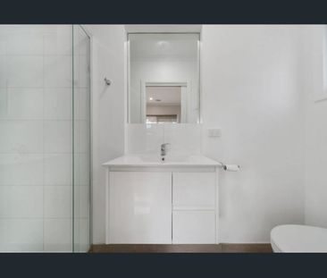 Coastal Comfort and Modern Style in the Heart of Aspendale - Photo 1