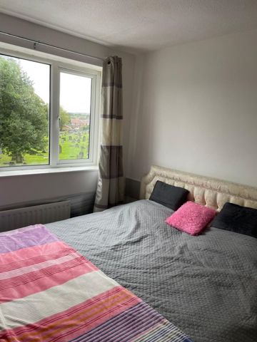 2 bed Apartment - To Let - Photo 5