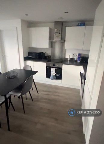 1 bedroom in a flat share to rent - Photo 5