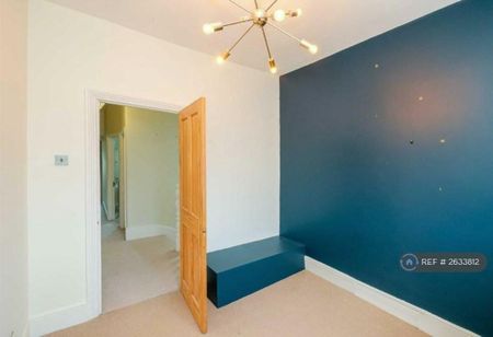 1 bedroom in a flat share to rent - Photo 2