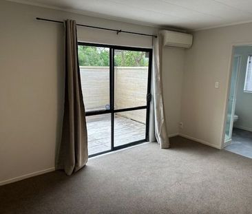 One Level Family Home in Unsworth Heights - Photo 4