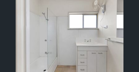 3 BEDROOM HOME, CLOSE TO EVERYTHING! - Photo 2