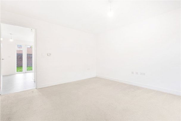 Modern three bedroom house on the Great Western Park Development. - Photo 1