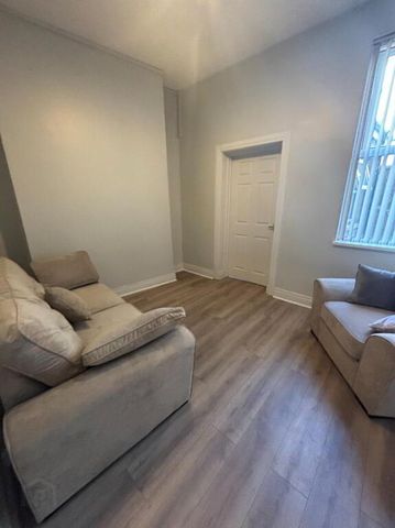 89 Fitzroy Avenue, Belfast, BT7 1HU - Photo 2