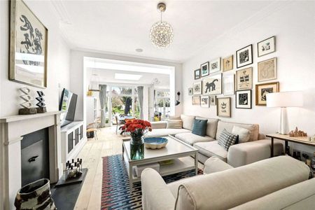 A stunning five bedroom semi detached house in the sought after Bedford Park area of Chiswick. Available for long let. - Photo 4