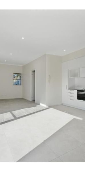 Sunny One Bedroom Apartment with Balcony - Photo 1