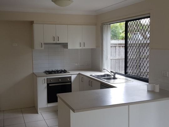 Spacious 3 bedroom 2 bathroom townhouse for rent! - Photo 1