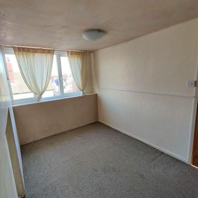 4 bedroom end of terrace house to rent - Photo 1