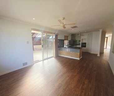 Spacious Family Home with Versatile Living Areas in Elevated Cul-De... - Photo 3