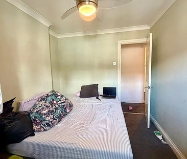 £1,400 PCM, Three Bedroom, Two Bathroom Mid-Terrace House with Encl... - Photo 1