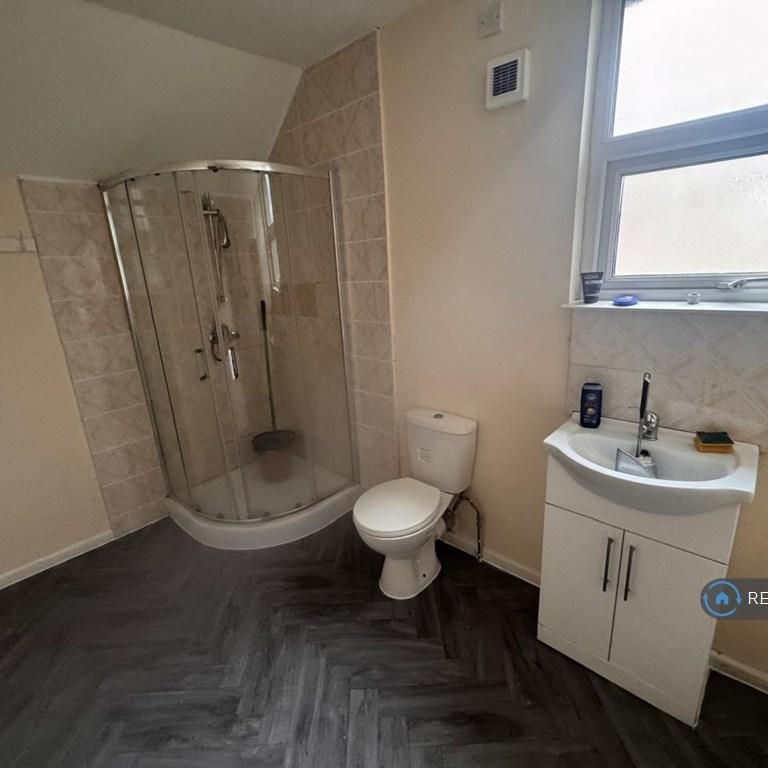 4 bedroom flat to rent - Photo 1