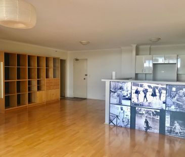 Two bedroom apartment in ultra convenient location - Photo 2