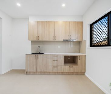 Lovely low-set unit, one bedroom with two living spaces - Photo 3