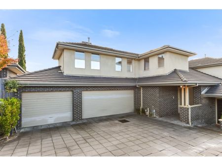 THREE BEDROOM TOWNHOUSE IN EXCELLENT LOCATION - Photo 3