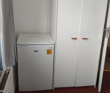 1 bedroom in a flat share to rent - Photo 4