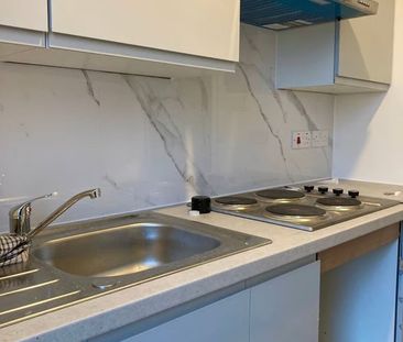 2 Bed Flat, London, E17 - Photo 5