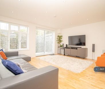3 bedroom flat to rent - Photo 2