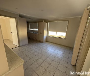Spacious 3-Bedroom Family Home with Pool in Prime Glenfield Location - Photo 4