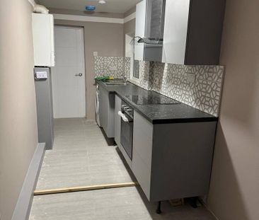 4 bedroom semi-detached house to rent - Photo 3