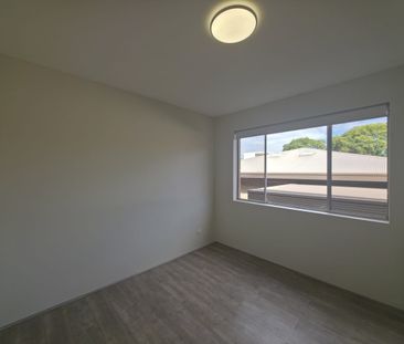 Beautifully updated apartment in a highly sought-after location! - Photo 3