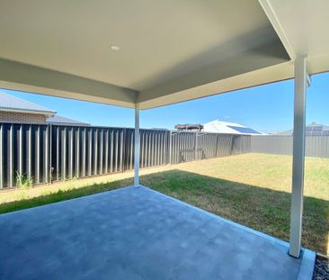 11a Loquat Street, Lochinvar - Photo 2