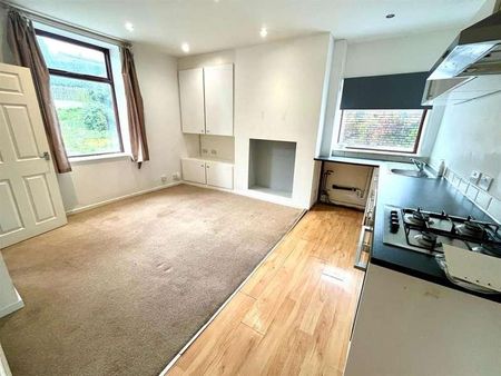 Carlinghow Hill, Batley, WF17 - Photo 4