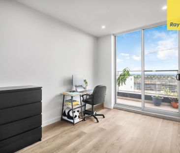 STUNNING TOP FLOOR APARTMENT - Photo 1