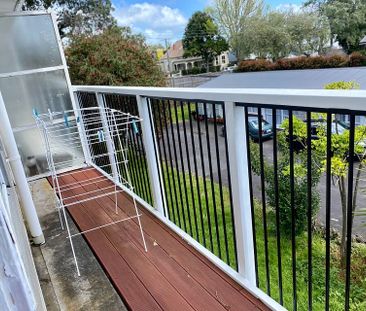 A spacious upstairs unit, Double Grammar zone. - Photo 5