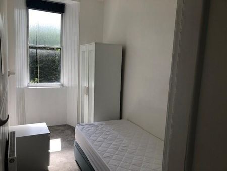 4 bedroom flat to rent - Photo 4