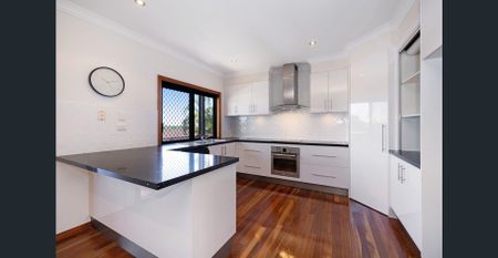 Massive Family Home with Cinema Room, Bar and Pool - Photo 5