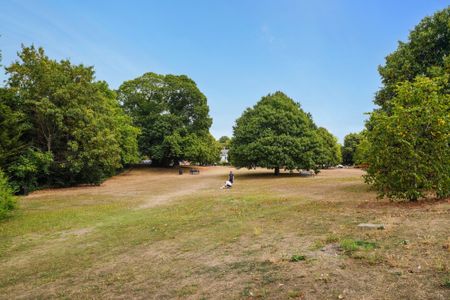 Queens Close, Lammas Lane, Esher, Surrey, KT10 flat to rent - Photo 5