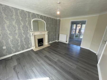 4 Bedroom Detached House - Photo 2