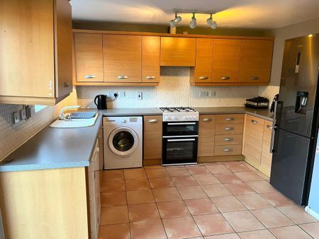 3 bedroom end of terrace house to rent - Photo 2