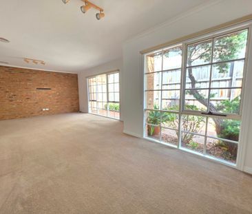 STREET FRONT 3 BEDROOM BEACHSIDE VILLA - Photo 4