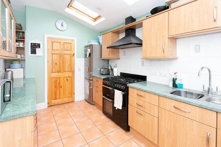 4 bedroom semi-detached house to rent - Photo 4