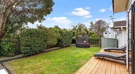 Spacious four-bedroom, two-bathroom with entertainers deck! - Photo 5