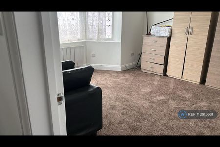 6 bedroom semi-detached house to rent - Photo 5