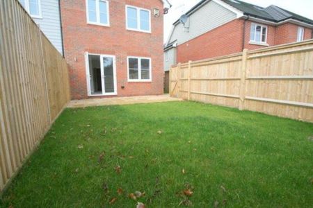 3 bedroom semi-detached house to rent - Photo 4