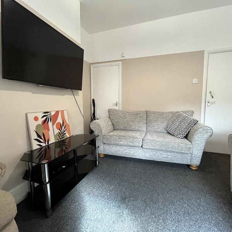 4 bedroom terraced house to rent - Photo 1