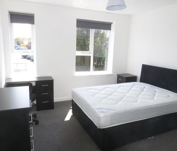 1 bedroom in a flat share to rent - Photo 2