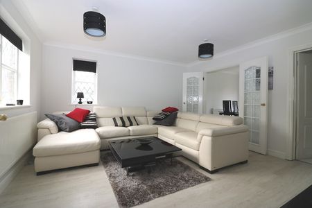 Kingston Avenue, Shoeburyness, Southend-on-Sea, Essex, SS3 8TS - Photo 2