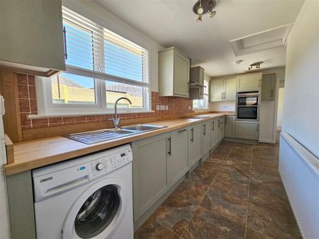 3 bedroom detached bungalow to rent - Photo 4