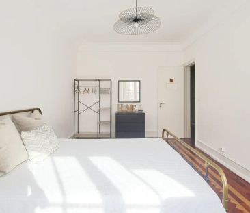 Room in a shared 7-bedroom apartment for rent in Lisbon for professionals and students - Foto 1