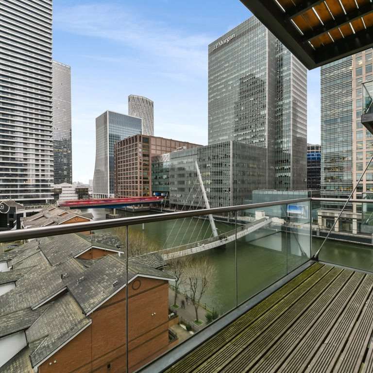 A well appointed two double bedroom apartment with views of South Dock and Canary Wharf. - Photo 1