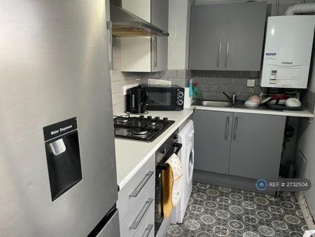 3 bedroom flat to rent - Photo 5